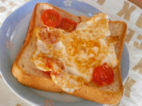 プチトマトと卵のトースト